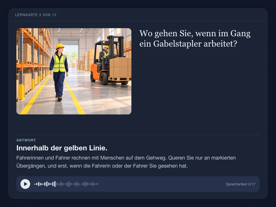 Eine Lernkarte mit der Illustration einer Person, die innerhalb der gelben Linie geht, während ein Gabelstapler vorbeifährt, dazu Frage, Antwort mit Erklärung und ein Audioplayer.