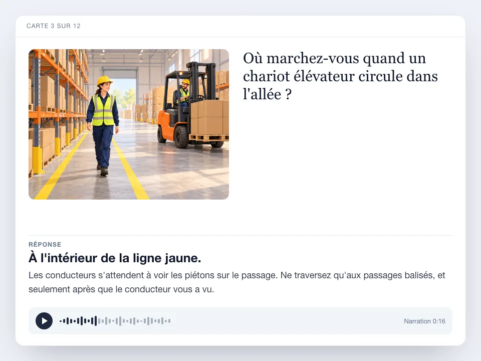Une carte de révision avec l'illustration d'une personne qui marche à l'intérieur de la ligne jaune pendant qu'un chariot élévateur passe, la question, la réponse avec son explication et un lecteur audio.