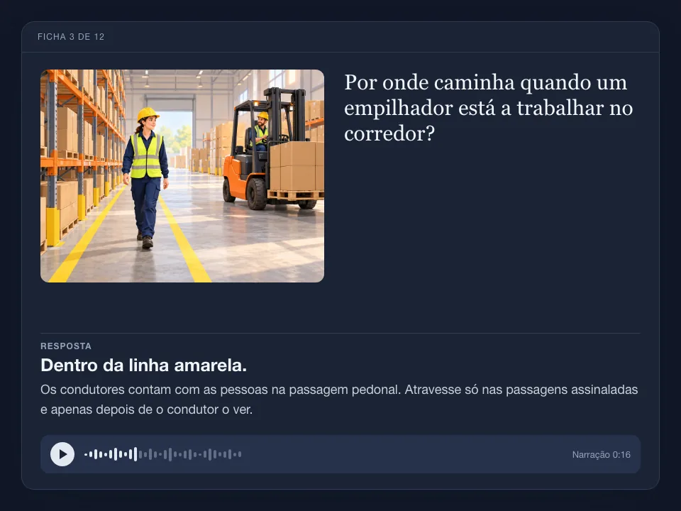 Um cartão de revisão com a ilustração de uma trabalhadora a caminhar dentro da linha amarela enquanto passa um empilhador, a pergunta, a resposta com a respetiva explicação e um leitor de áudio.