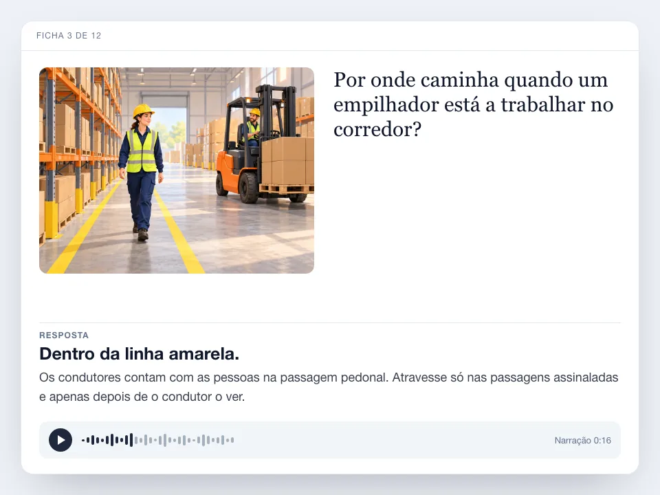 Um cartão de revisão com a ilustração de uma trabalhadora a caminhar dentro da linha amarela enquanto passa um empilhador, a pergunta, a resposta com a respetiva explicação e um leitor de áudio.