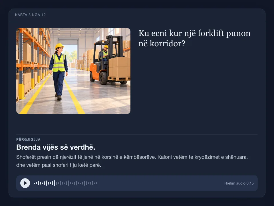 Një kartë mësimi me ilustrim të një punëtori që ecën brenda vijës së verdhë ndërsa kalon një forklift, pyetja, përgjigjja me shpjegimin dhe një luajtës audio.