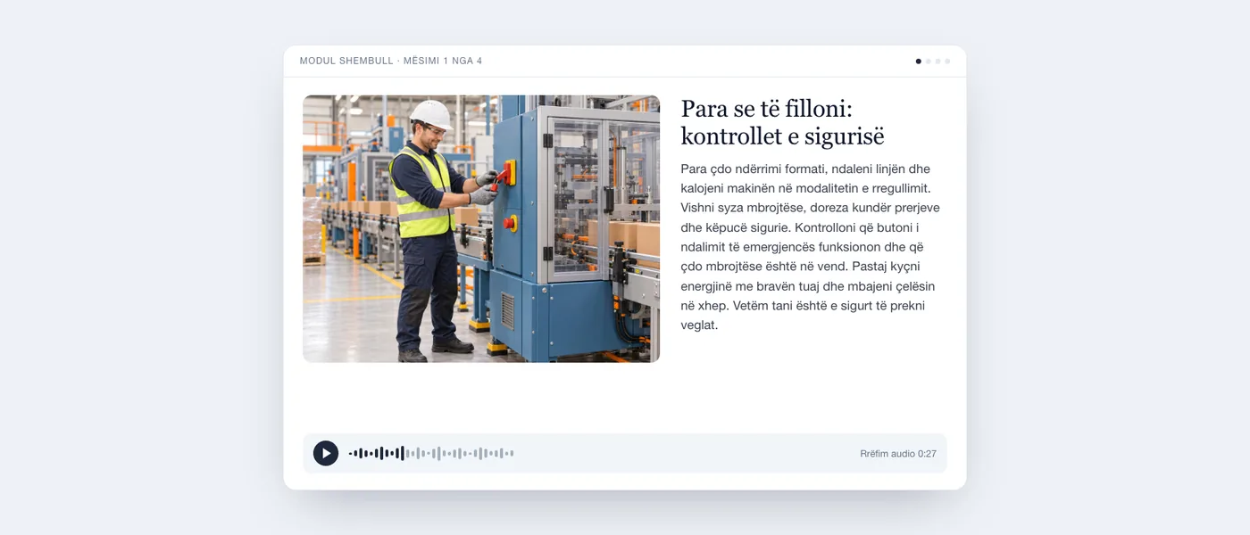 Një mësim nga moduli shembull në ekran: një operator që kyç energjinë e një makine paketimi, teksti i mësimit dhe një luajtës audio.