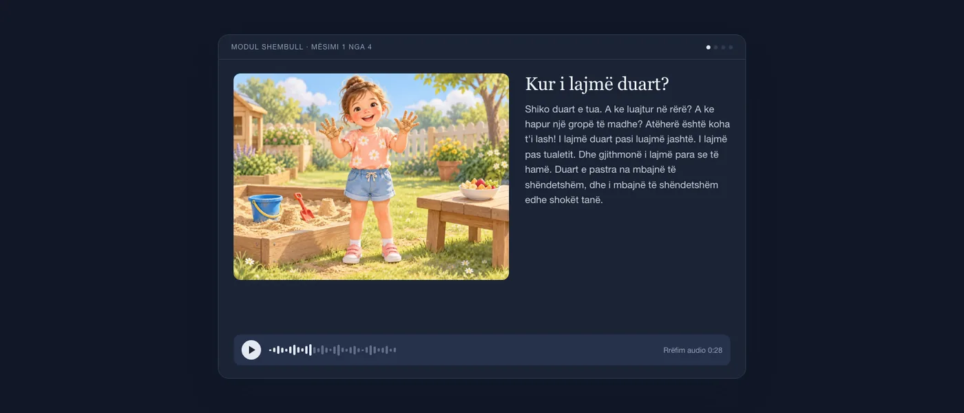 Një ekran mësimi ashtu siç e sheh një fëmijë: një vajzë që buzëqesh me duar plot rërë në një kopsht, teksti i shkurtër dhe një luajtës audio.