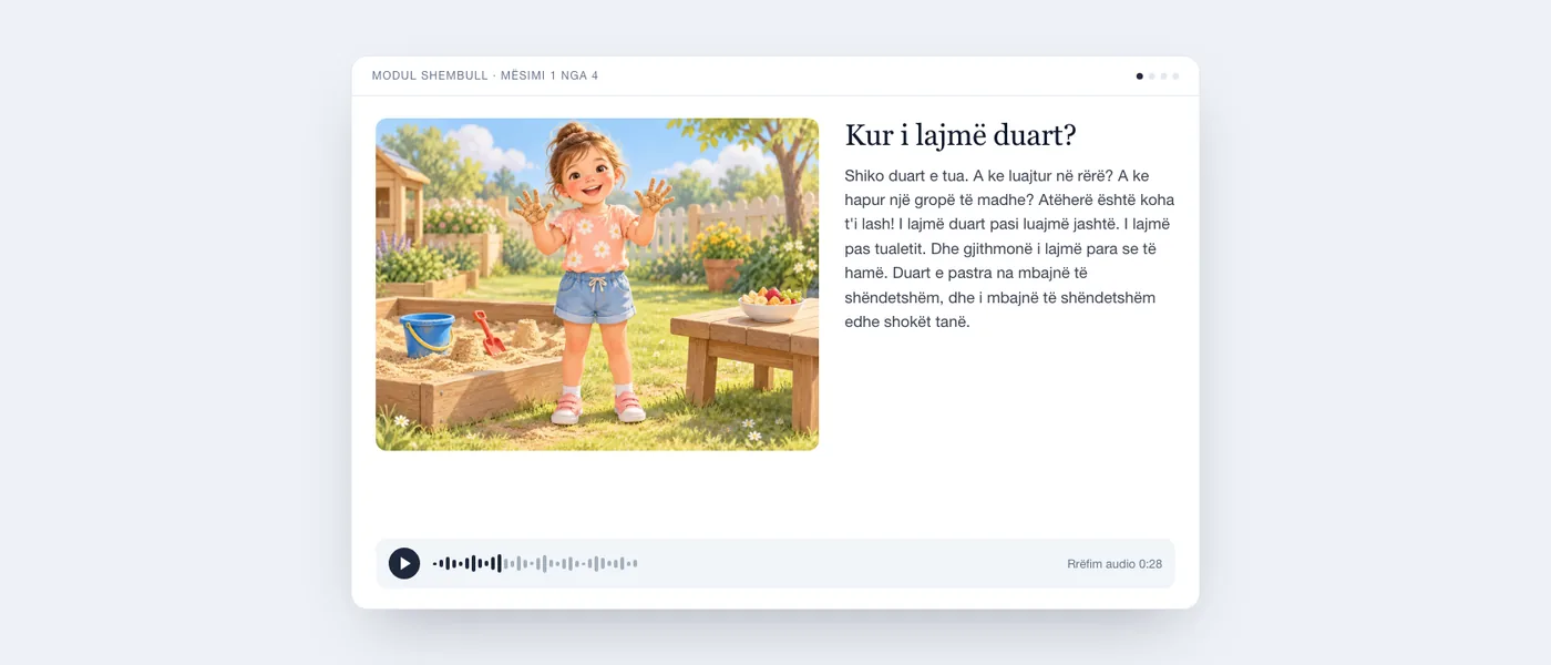 Një ekran mësimi ashtu siç e sheh një fëmijë: një vajzë që buzëqesh me duar plot rërë në një kopsht, teksti i shkurtër dhe një luajtës audio.